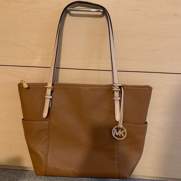 Michael Kors Handbags - NWT Micchael Kors Leather Jet Set Tote